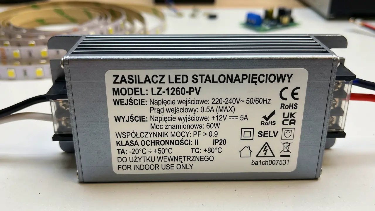 Tabliczka znamionowa zasilacza LED z parametrami napięcia i mocy